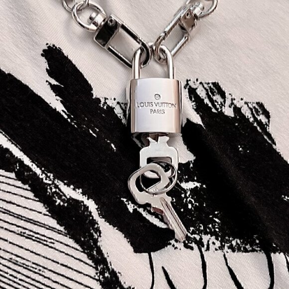 - New LV Louis Vuitton Silver-Toned Lock with 18" Curb Chain Necklace - Picture 2 of 3
